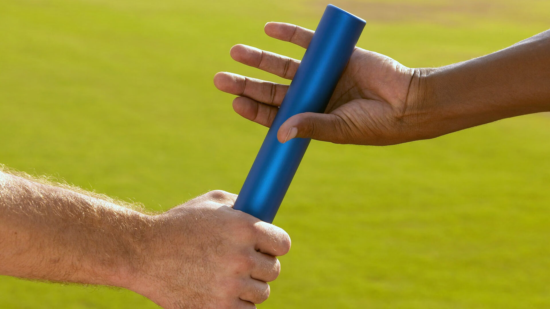 黑马逆袭!无名小将爆冷击败世界冠军,赛场沸腾创历史